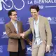 Regisseur Lance Oppenheim und sein Protagonist Pattinson. - Bild: Scott A Garfitt/Invision/AP/dpa