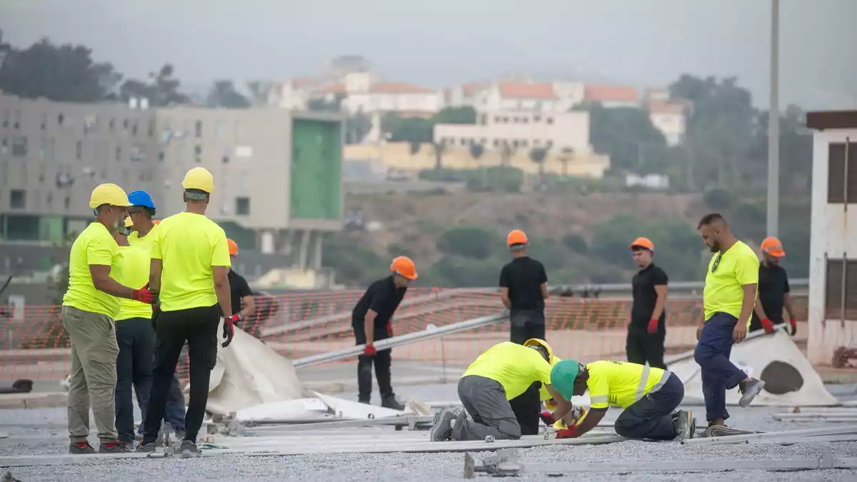 Spaniens Zentralregierung setzt sich über den Widerstand Ceutas gegen ein provisorisches Migrantenlager im Hafenbereich der Nordafrika-Exklave hinweg.  - Bild: Marcos Moreno/EUROPA PRESS/dpa