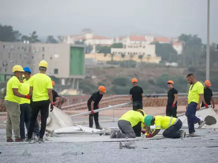 Spaniens Zentralregierung setzt sich über den Widerstand Ceutas gegen ein provisorisches Migrantenlager im Hafenbereich der Nordafrika-Exklave hinweg.  - Foto: Marcos Moreno/EUROPA PRESS/dpa