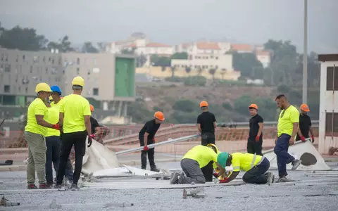 Spaniens Zentralregierung setzt sich über den Widerstand Ceutas gegen ein provisorisches Migrantenlager im Hafenbereich der Nordafrika-Exklave hinweg.  - Foto: Marcos Moreno/EUROPA PRESS/dpa