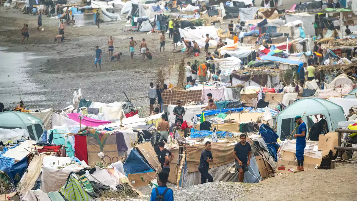 Ein Großteil der noch etwa 5.000 Migranten in Ceuta kampiert seit Wochen an Stränden und an Straßenrändern der von dem Andrang überforderten spanischen Nordafrika-Exklave Ceuta.  - Bild: Marcos Moreno/EUROPA PRESS/dpa
