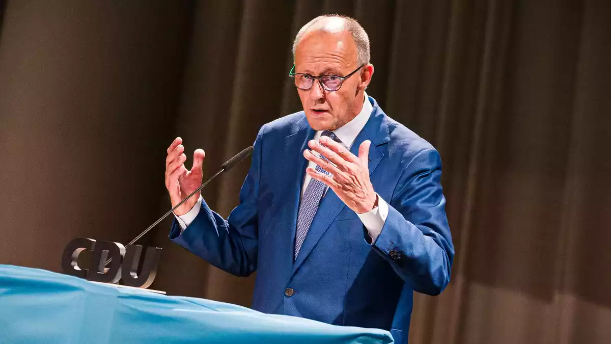 «Deutschland muss ein Industrieland bleiben!», forderte Bundeskanzler Friedrich Merz (CDU) auf einer Veranstaltung der CDU Niedersachsen in Langenhagen bei Hannover. - Bild: Moritz Frankenberg/dpa