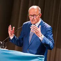 «Deutschland muss ein Industrieland bleiben!», forderte Bundeskanzler Friedrich Merz (CDU) auf einer Veranstaltung der CDU Niedersachsen in Langenhagen bei Hannover. - Foto: Moritz Frankenberg/dpa