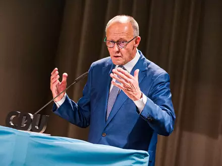 «Deutschland muss ein Industrieland bleiben!», forderte Bundeskanzler Friedrich Merz (CDU) auf einer Veranstaltung der CDU Niedersachsen in Langenhagen bei Hannover. - Foto: Moritz Frankenberg/dpa