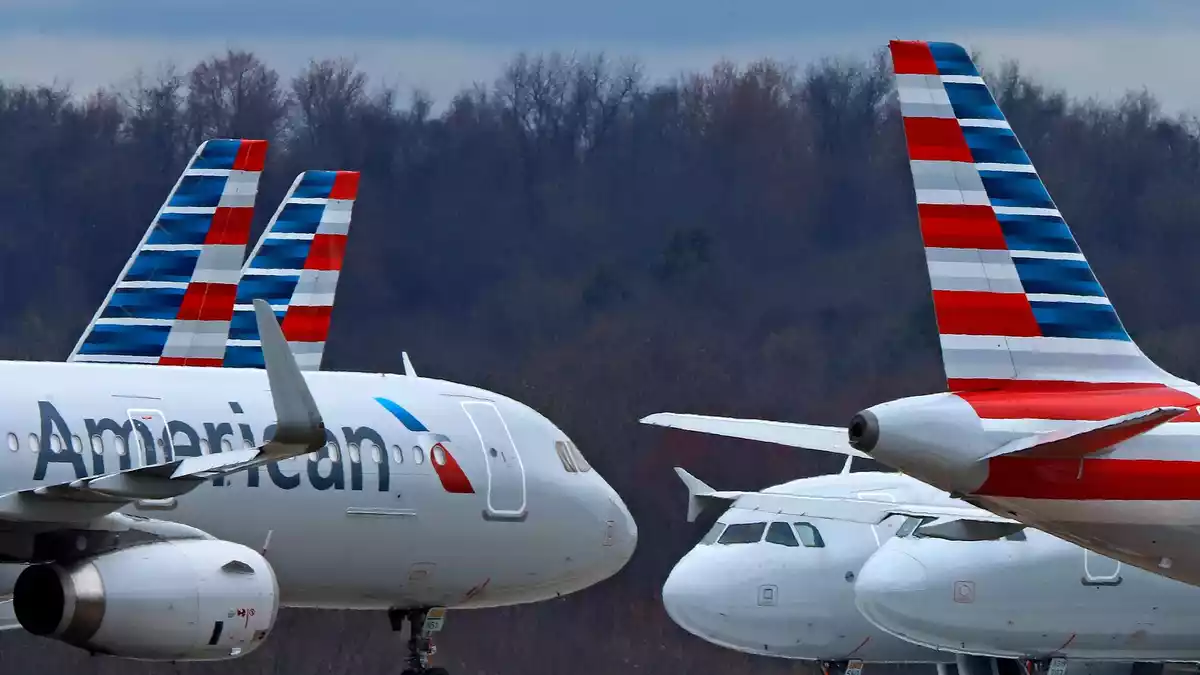 Ein Inlandsflug der US-Gesellschaft American Airlines musste in Baltimore zwischenlanden, um einen randalierenden Passagier von Bord holen zu lassen. (Archivbild). - Bild: Gene J. Puskar/AP/dpa