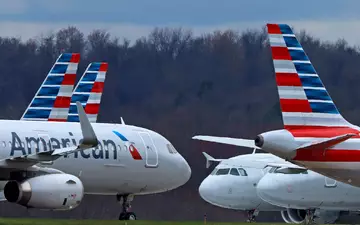 Ein Inlandsflug der US-Gesellschaft American Airlines musste in Baltimore zwischenlanden, um einen randalierenden Passagier von Bord holen zu lassen. (Archivbild). - Foto: Gene J. Puskar/AP/dpa