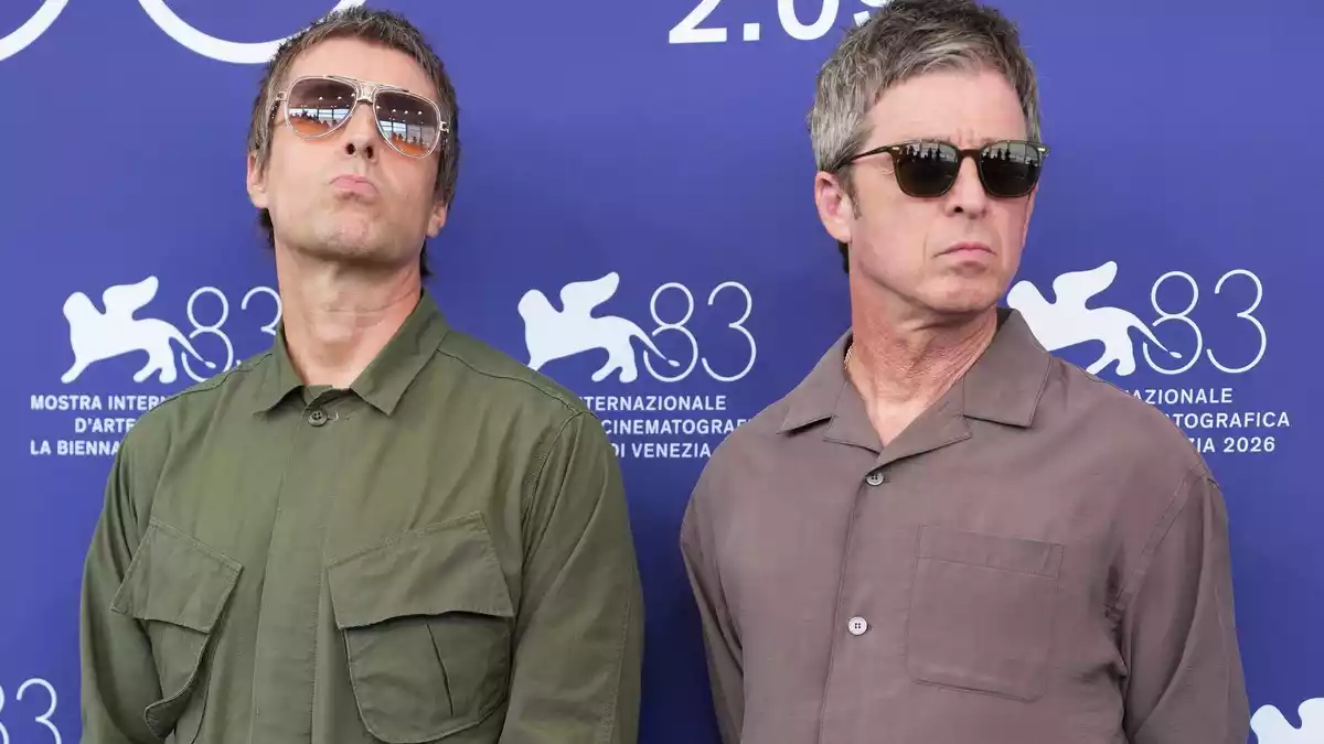 Liam Gallagher (l) und Noel Gallagher beim traditionellen Fototermin vor der Pressekonferenz. - Bild: Scott A Garfitt/Invision/AP/dpa
