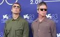 Liam Gallagher (l) und Noel Gallagher beim traditionellen Fototermin vor der Pressekonferenz. - Foto: Scott A Garfitt/Invision/AP/dpa