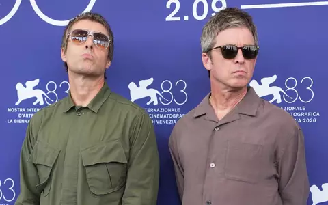 Liam Gallagher (l) und Noel Gallagher beim traditionellen Fototermin vor der Pressekonferenz. - Foto: Scott A Garfitt/Invision/AP/dpa