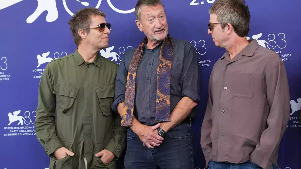 Liam Gallagher, der Drehbuchautor Steven Knight und Noel Gallagher in Venedig. - Bild: Scott A Garfitt/Invision/AP/dpa