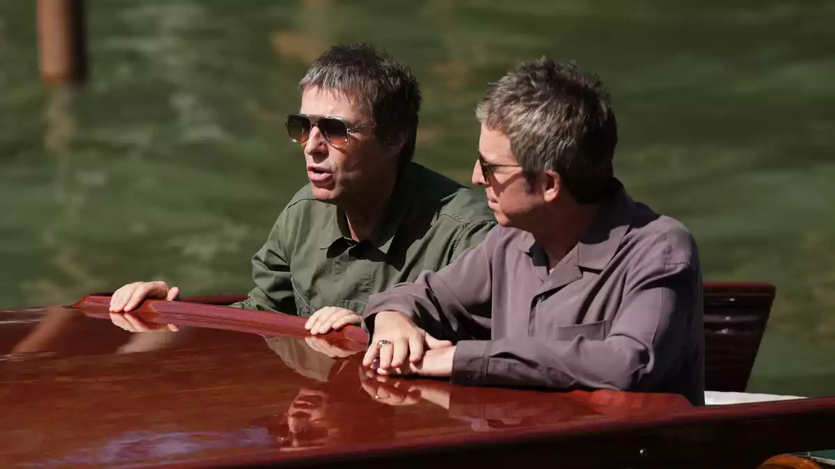 Angekommen in Venedig: die Gallaghers. - Bild: Alessandra Tarantino/Invision/AP/dpa