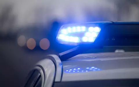 Ein Blaulicht blinkt an einem Polizeiauto. (Symbolbild) - Foto: Marijan Murat/dpa