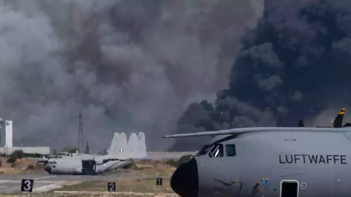 Ein gewaltiger Knall und dann dichter, schwarzer Rauch - so beschreiben Anwohner den Vorfall. - Bild: Uncredited/AP/dpa