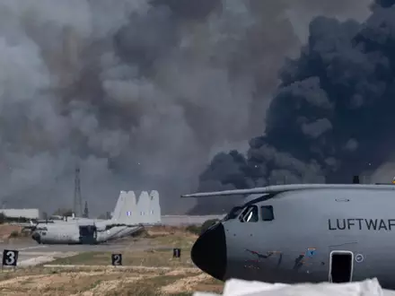Ein gewaltiger Knall und dann dichter, schwarzer Rauch - so beschreiben Anwohner den Vorfall. - Foto: Uncredited/AP/dpa