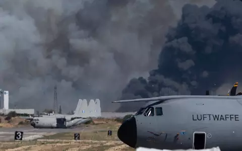 Ein gewaltiger Knall und dann dichter, schwarzer Rauch - so beschreiben Anwohner den Vorfall. - Foto: Uncredited/AP/dpa