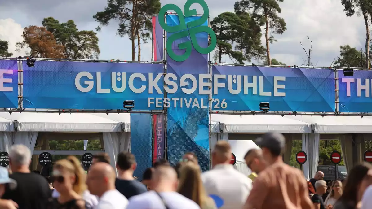 Auch am zweiten Festivaltags sorgte der Streit um Alphaville abseits der guten Stimmung auf dem Ring und der ausverkauften Tickets für Debatten. - Bild: Sascha Thelen/dpa