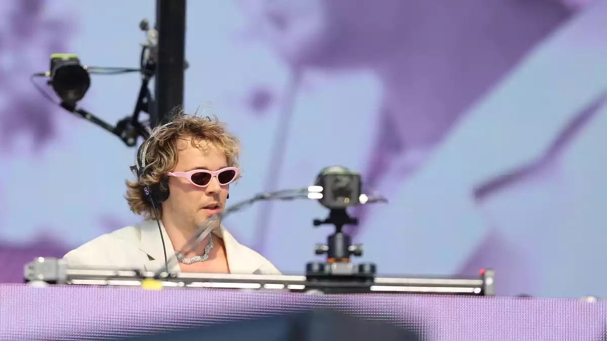 «Willkommen auf der politischen Veranstaltung», rief etwa DJ Felix Jaehn von der Bühne aus seinen Fans zu.  - Bild: Sascha Thelen/dpa
