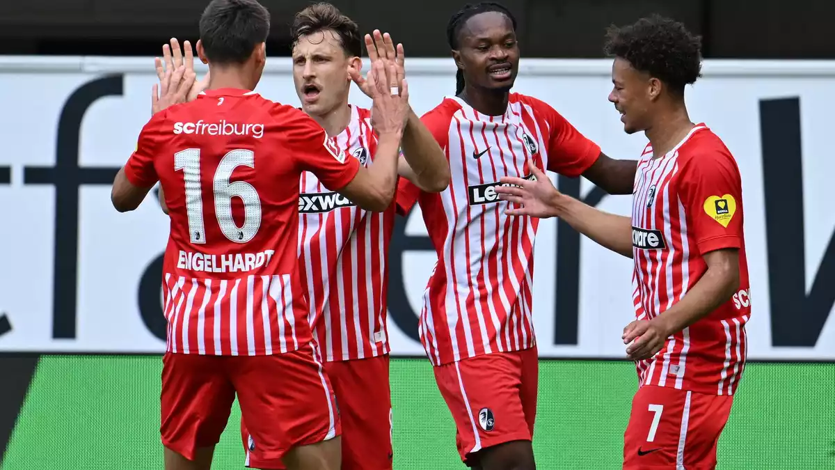 Freiburger Jubel in Paderborn. Maximilian Eggestein (2.v.l.) traf zum 1:0. - Bild: Swen Pförtner/dpa