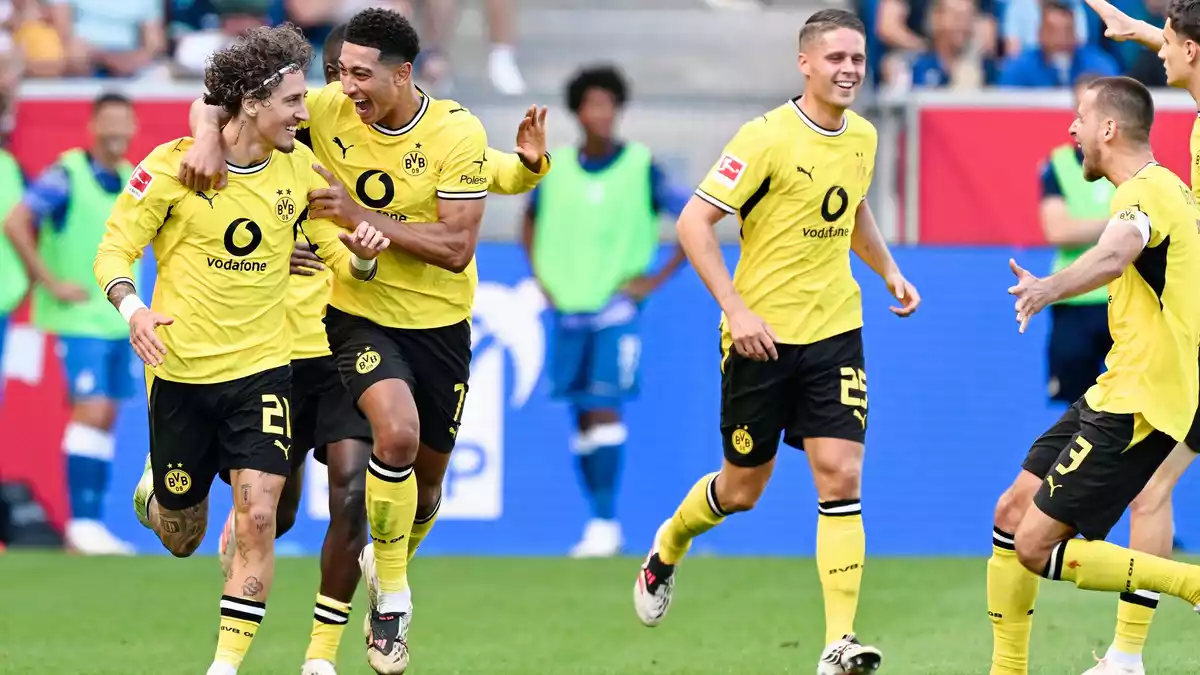 Dortmund bejubelt den 2:2-Ausgleich. - Bild: Uwe Anspach/dpa