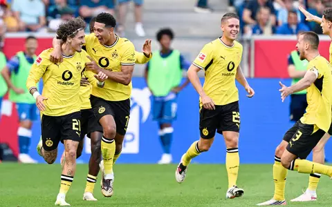 Dortmund bejubelt den 2:2-Ausgleich. - Foto: Uwe Anspach/dpa