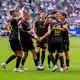 Jubel beim Aufsteiger über den zweiten Sieg im zweiten Bundesligaspiel. - Bild: David Inderlied/dpa