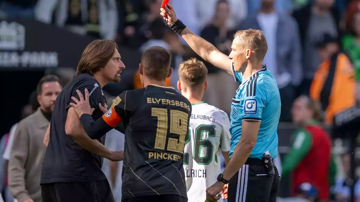 Elversbergs Trainer Vincent Wagner beschwert sich beim Schiedsrichter zu laut. - Bild: David Inderlied/dpa