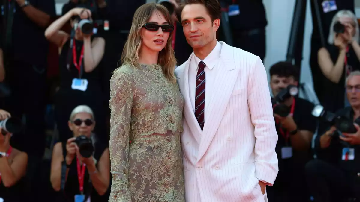 Kurz vor der Premiere seines neuen Films posiert Pattinson mit seiner Partnerin Suki Waterhouse. - Bild: Mickael Chavet/ZUMA Press Wire/dpa