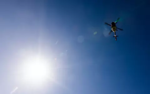 Ein Helikopter flog die Frau ins Tal, doch sie starb an ihren Verletzungen. (Symbolbild) - Foto: Philipp von Ditfurth/dpa