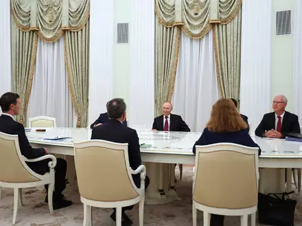 Kremlchef Wladimir Putin spricht mit US-Unterhändlern erneut über eine mögliche Beendigung seines Angriffskriegs gegen die Ukraine. (Archivbild) - Foto: Alexander Kazakov/Sputnik, Kremlin Pool via AP/dpa