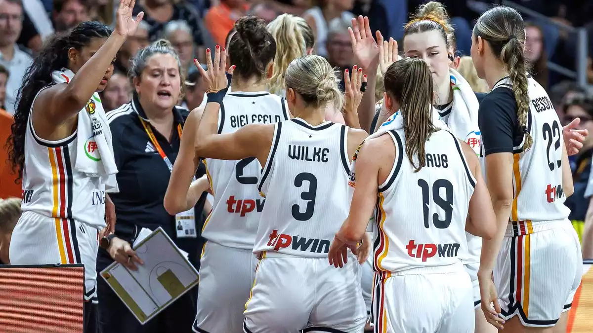 Jubel bei Deutschlands Basketballerinnen nach dem ersten Sieg. - Bild: Andreas Gora/dpa