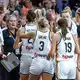 Jubel bei Deutschlands Basketballerinnen nach dem ersten Sieg. - Bild: Andreas Gora/dpa