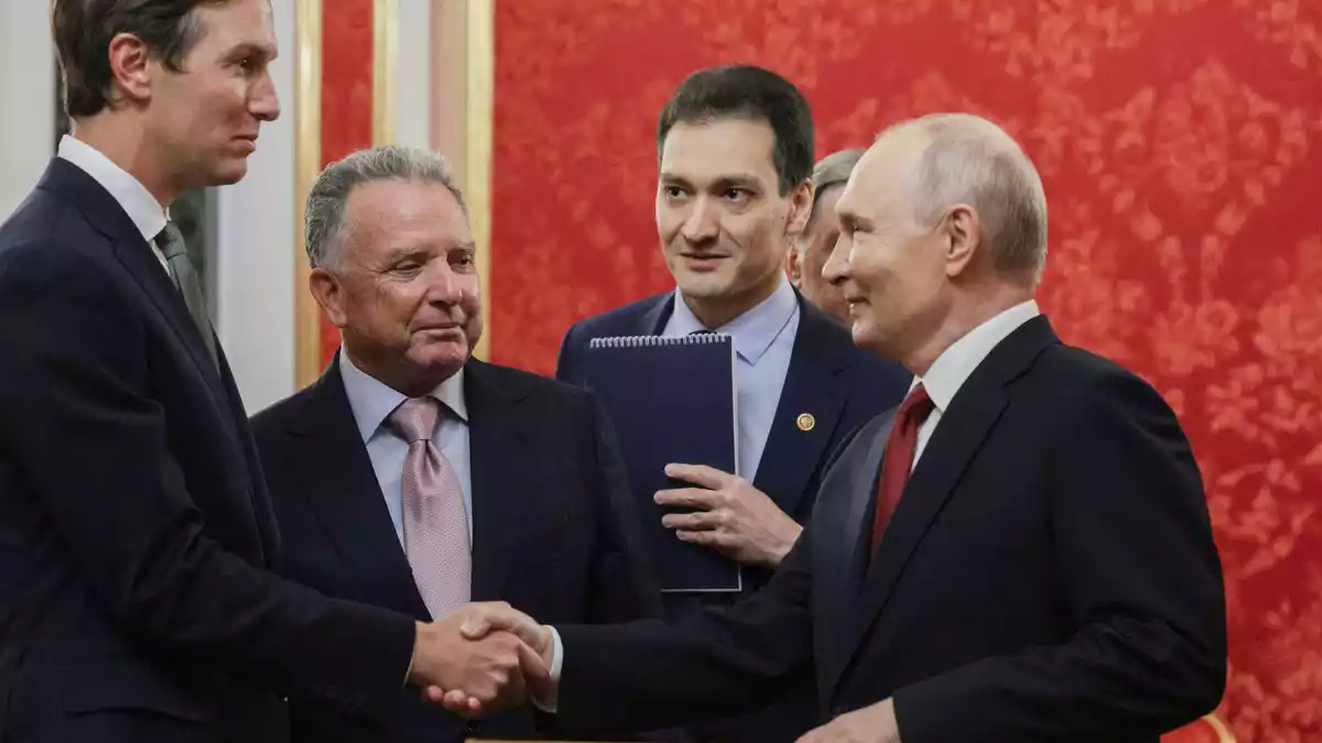 Putin spricht erneut mit Trumps Gesandten Kushner und Witkoff (von links) über eine mögliche Beendigung seines Angriffskriegs gegen die Ukraine.  - Bild: Uncredited/Pool Sputnik Kremlin/AP/dpa