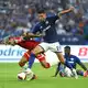 Die Schalker Spieler warfen sich im ersten Bundesliga-Heimspiel seit mehr als drei Jahren in fast jeden Zweikampf. - Bild: Fabian Strauch/dpa