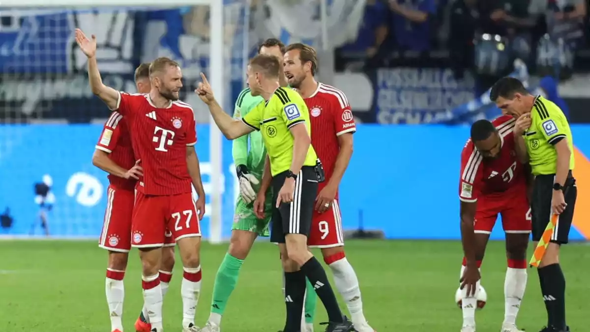 Die Bayern-Spieler beschweren sich bei Schiedsrichter Robert Schröder. - Bild: Fabian Strauch/dpa