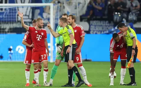 Die Bayern-Spieler beschweren sich bei Schiedsrichter Robert Schröder. - Foto: Fabian Strauch/dpa
