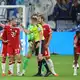 Die Bayern-Spieler beschweren sich bei Schiedsrichter Robert Schröder. - Bild: Fabian Strauch/dpa