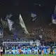Die Schalker Spieler werden gefeiert. - Bild: Fabian Strauch/dpa
