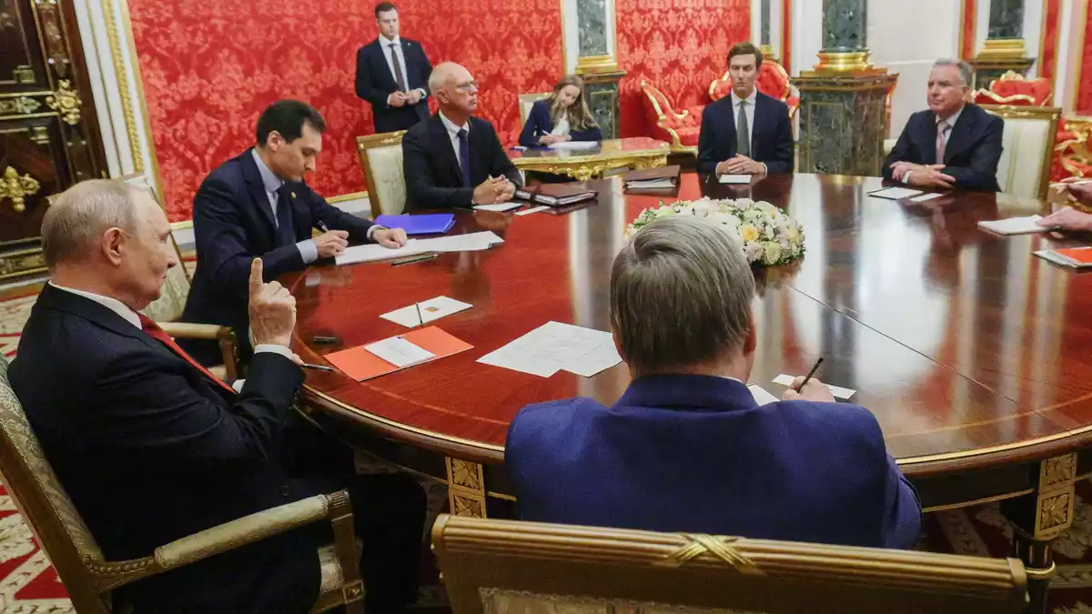 Der Kremlchef hatte Kushner und Witkoff den ganzen Tag warten lassen.  - Bild: Uncredited/Pool Sputnik Kremlin/AP/dpa