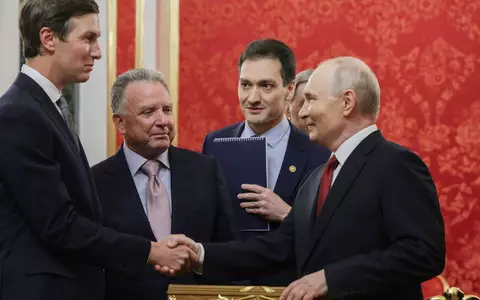 Putin spricht erneut mit Trumps Gesandten Kushner und Witkoff (von links) über eine mögliche Beendigung seines Angriffskriegs gegen die Ukraine.  - Foto: Uncredited/Pool Sputnik Kremlin/AP/dpa