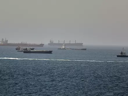 Der Iran greift in der Straße von Hormus immer wieder Öltanker an. Nun nimmt das US-Militär ebenfalls Öltanker ins Visier. (Symbolbild) - Foto: Uncredited/AP/dpa