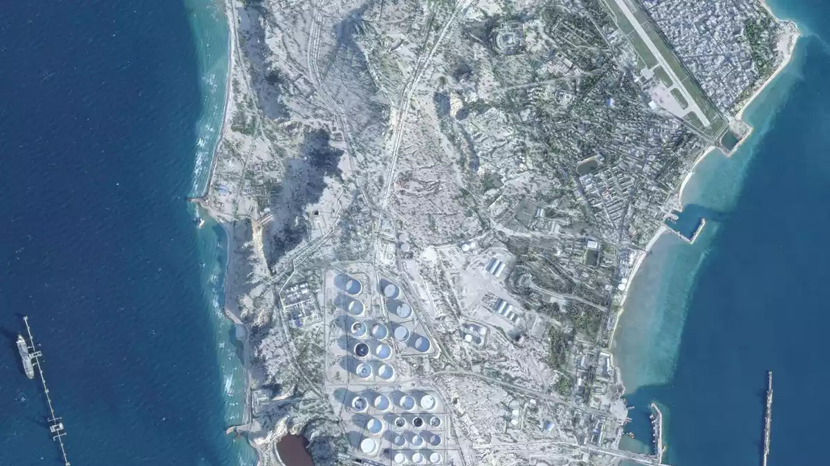 Die Insel Kharg im Persischen Golf ist für Irans Ölexporte von entscheidender Bedeutung. (Archivbild) - Bild: Planet Labs PBC/dpa