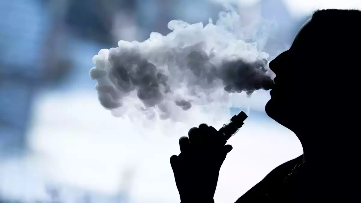 Vaping ist ein Massenphänomen geworden in Deutschland. (Symbolbild) - Bild: Silas Stein/dpa