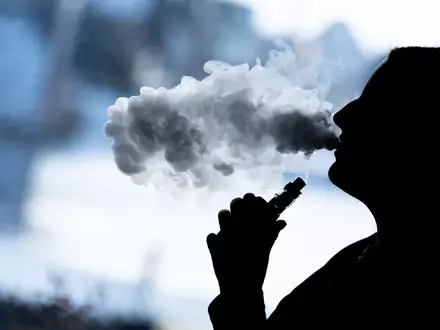 Vaping ist ein Massenphänomen geworden in Deutschland. (Symbolbild) - Foto: Silas Stein/dpa