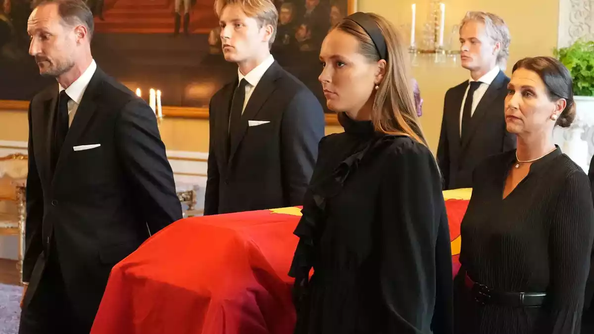 Høiby (2. v. r.) war in den Tagen der Trauer im engsten Kreis der Familie. (Archivbild) - Bild: Ole Berg-Rusten/Pool NTB/AP/dpa