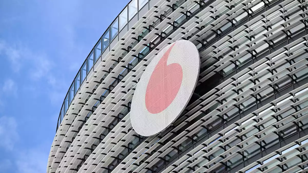 Das Vodafone-Logo an der Deutschlandzentrale des Telekommunikationskonzerns in Düsseldorf. (Archivbild) - Bild: Federico Gambarini/dpa