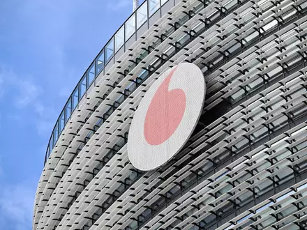 Das Vodafone-Logo an der Deutschlandzentrale des Telekommunikationskonzerns in Düsseldorf. (Archivbild) - Foto: Federico Gambarini/dpa