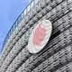 Das Vodafone-Logo an der Deutschlandzentrale des Telekommunikationskonzerns in Düsseldorf. (Archivbild) - Bild: Federico Gambarini/dpa