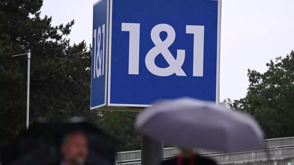 1&1-Logo am Düsseldorfer Standort des Konzerns. (Archivbild) - Bild: Wolf von Dewitz/dpa