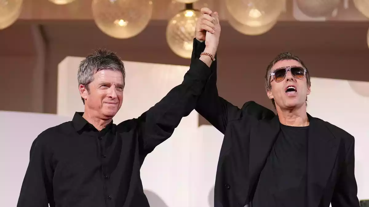 Oasis nutzte in Venedig nicht den offiziellen Weg zum roten Teppich - stattdessen kamen die Musiker heimlich über einen Seiteneingang. - Bild: Alessandra Tarantino/Invision/AP/dpa