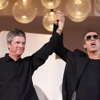 Oasis nutzte in Venedig nicht den offiziellen Weg zum roten Teppich - stattdessen kamen die Musiker heimlich über einen Seiteneingang. - Foto: Alessandra Tarantino/Invision/AP/dpa